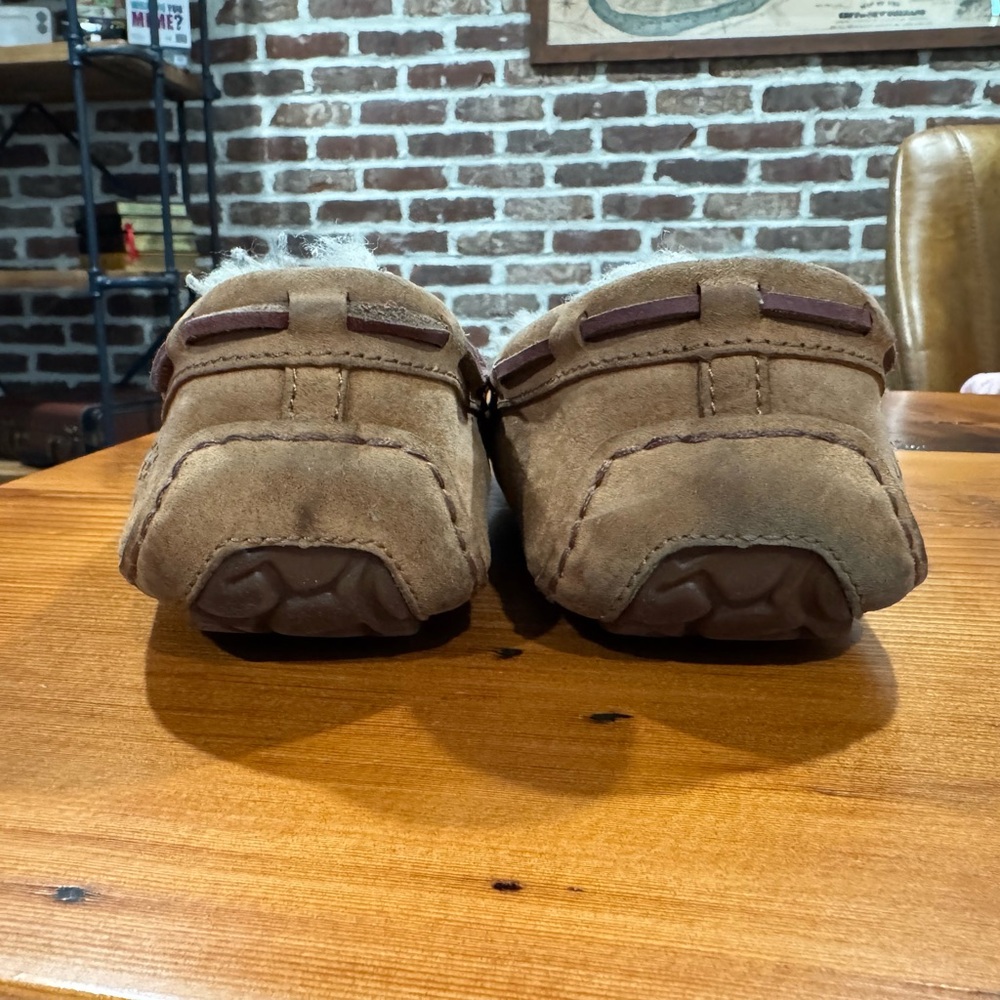 Used like new Ugg Dakota Slippers. - Picture 5 of 6
